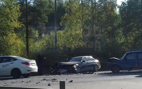 Появилось видео жесткой аварии с «Ауди» и «Мерседесом» в Сыктывкаре