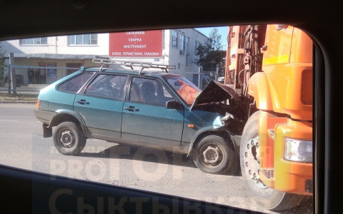 В сыктывкарской Эжве произошла вторая жесткая авария за день (фото)
