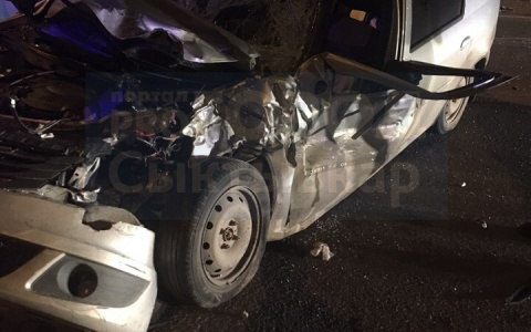 Появились фото и видео аварии с «Рено» и автобусом в Сыктывкаре