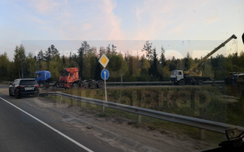 В Сыктывкаре с дороги опрокинулся многотонный КамАЗ (фото)