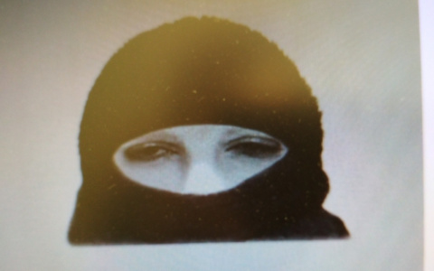 В Сыктывкаре разыскивают налетчика с подарочным пакетом, который украл 145 тысяч рублей