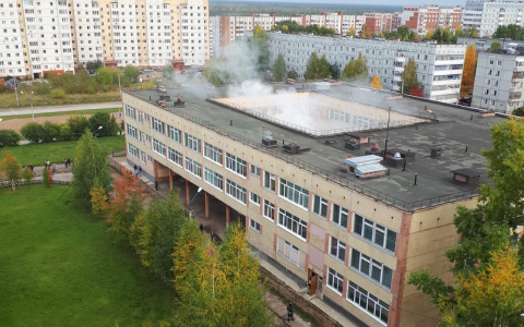 В Сыктывкаре загорелось здание школы