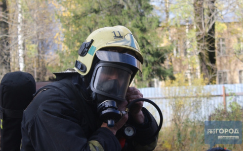 В Сыктывкаре неизвестные спалили три квартиры в жилом доме