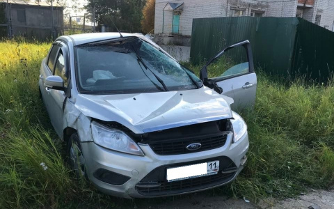 В Коми бывалый водитель «Форда» улетел в кювет, а потом лишился машины (фото)