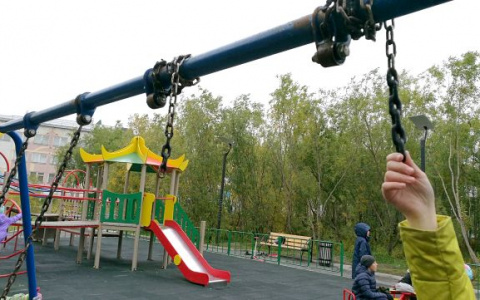 В одном из городов Коми взрослым и подросткам запретили ходить на качели