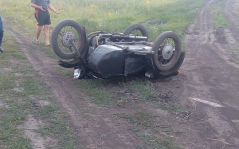 В Коми мотоциклист улетел в кювет, травмировал пассажира и убежал с места аварии