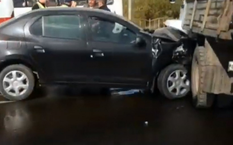 В Сыктывкаре «Рено» влетел под кузов грузовика (видео)