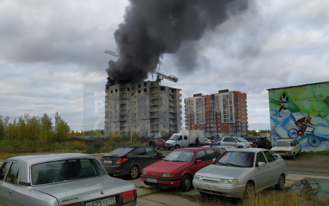 В Коми полыхал недостроенный дом (фото)