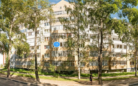 В Сыктывкаре из окна многоэтажки на Сысольском шоссе выпал человек