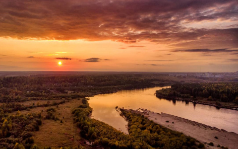 Фото дня в Сыктывкаре: река, указывающая путь к солнцу