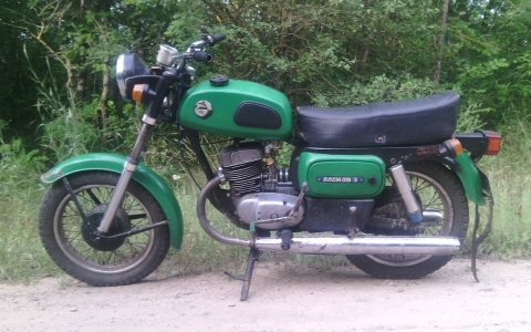 В Коми пьяный водитель байка перевернулся на трассе и переломал пальцы