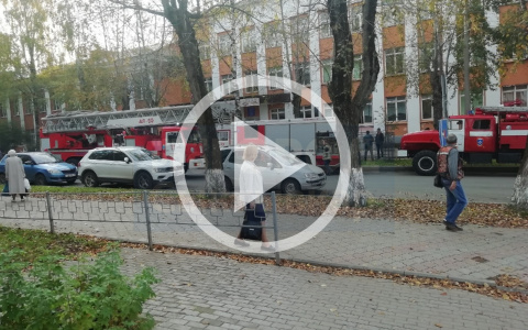 В центре Сыктывкара загорелась школа (фото, видео)