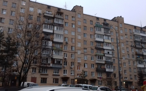 В Коми из окна многоэтажки выпала пенсионерка