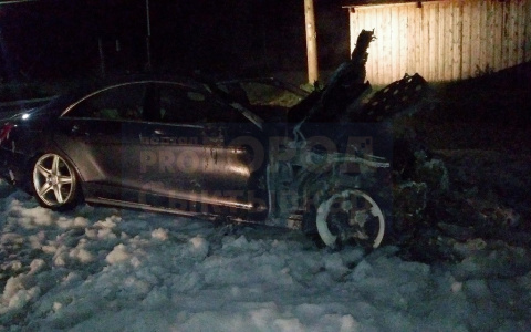 В поселке Коми дотла сгорел элитный мерседес (фото)