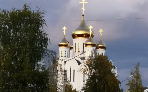 Фото дня в Сыктывкаре: золотые купола в закатном солнце