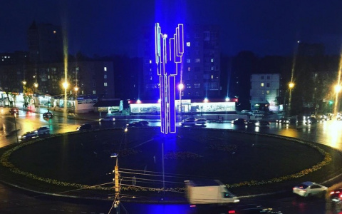 На сыктывкарской стеле зажгли неоновые огни за полтора миллиона рублей