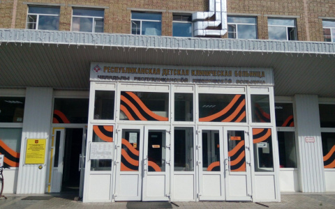 На стройке в детской больнице Сыктывкара в шахту лифта упал рабочий