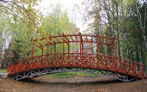 Посреди сыктывкарского парка появился деревянный мост за 790 тысяч рублей (фото)