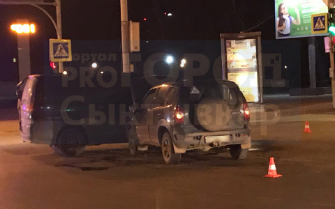 На оживленном перекрестке Сыктывкара «Нива» влетела в фургон (фото)