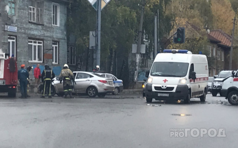 В центре Сыктывкара столкнулись «скорая» и «Солярис», есть пострадавшие (фото)
