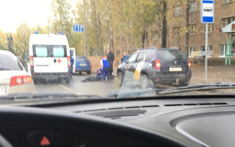 «Мужчина отлетел от капота»: в Сыктывкаре рядом с храмом таксист сбил человека (фото)