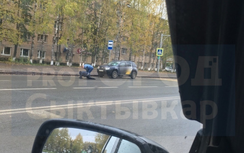 В Сыктывкаре таксист сбил человека возле храма: подробности