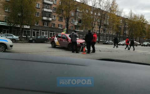 В Сыктывкаре такси влетело в иномарку, которую отбросило на «Лексус» (фото)
