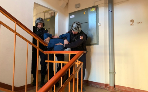 В Коми парень залез в больницу и стал громить все вокруг