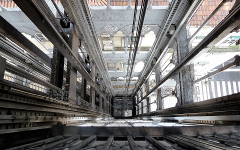 Стало известно о состоянии девочки из Коми, которая сорвалась в шахту лифта