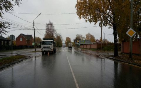 В Сыктывкаре мужчина переходил дорогу и угодил под грузовик