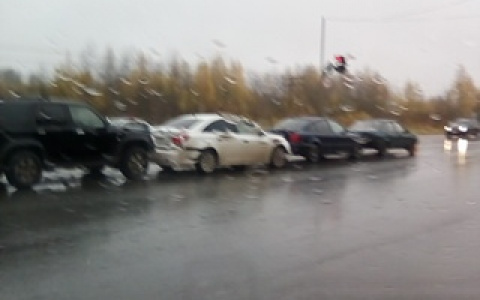 На перекрестке в Сыктывкаре столкнулись внедорожник и три легковушки (фото)