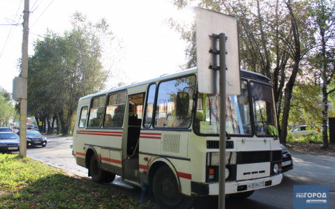 Кондуктор не пустил детей в автобус: им пришлось идти по ночной трассе Сыктывкара в ливень