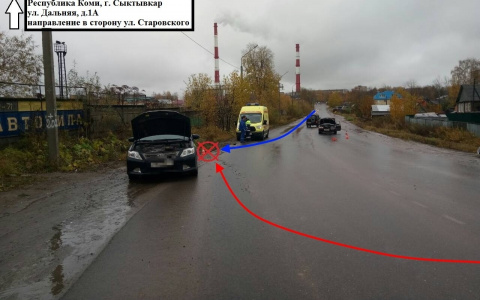 В Сыктывкаре водитель «Ниссана» протаранил «Тойоту», которая пропускала людей