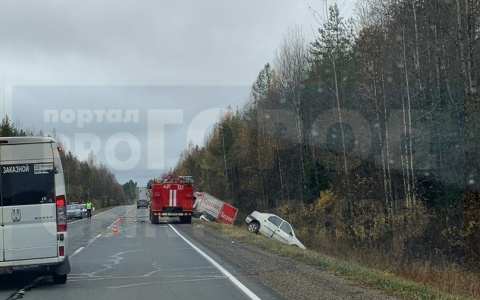 В Коми столкнулись две иномарки и фургон, один человек погиб (фото, видео)
