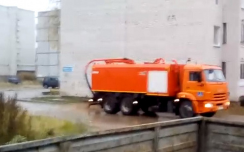 «Я обалдел от такой наглости!»: сыктывкарец заснял, как коммунальщики слили грязную воду в жилой двор (видео)