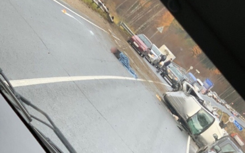 В Коми водитель врезался в отбойник и вылетел через лобовое стекло (фото)