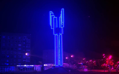 Фото дня в Сыктывкаре: неоновые огни стелы под ночным небом