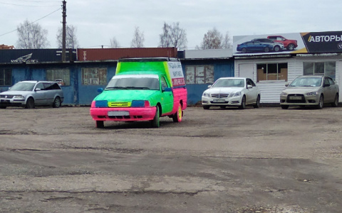 Фото дня в Сыктывкаре: кислотный «Иж» разрывает серые будни