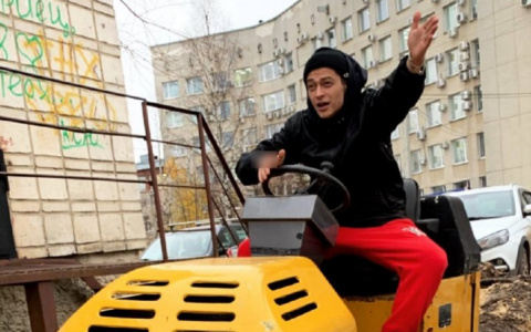 Рэпер Кравц перед концертом в Сыктывкаре «оседлал» каток около мэрии города