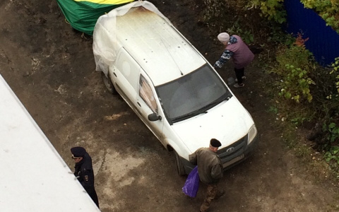 Ночью в Сыктывкаре горели две машины: очевидцы утверждают, что это был поджог