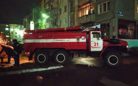 В Коми из-за пожара в пятиэтажке на улице оказалось больше 70 человек