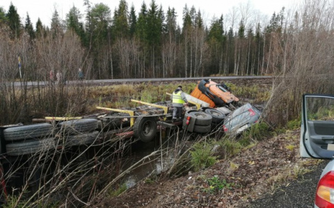 На сыктывкарской объездной столкнулись легковушка и лесовоз