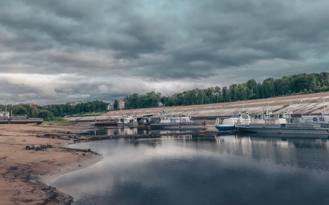 Фото дня в Сыктывкаре: свинцовые тучи над переправой