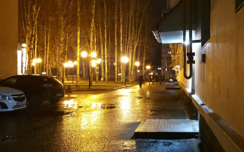 Фото дня в Сыктывкаре: фонари на аллее вечернего города