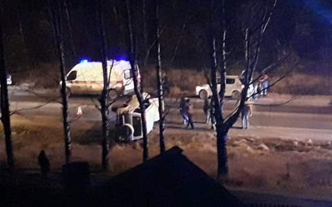 В Сыктывкаре внедорожник вылетел на обочину и перевернулся (фото)