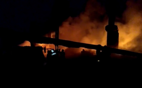 В Сыктывкаре заживо сгорел мужчина, пожарные два часа не могли подъехать к полыхающему дому (видео)