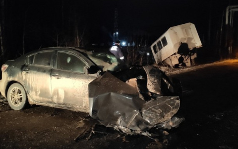 В Коми «Мазда» вылетела на «встречку» и превратилась в груду металла