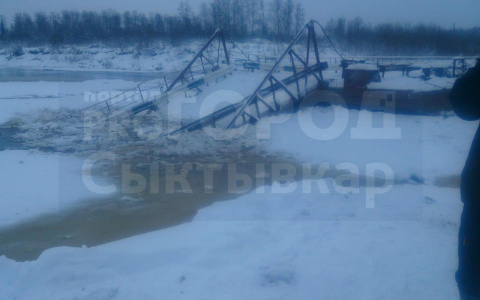 В селе Коми льдом снесло мост через реку: жители остались без переправы (фото)