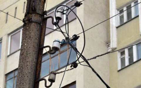 В Сыктывкаре рядом с детской площадкой разорвался электрокабель