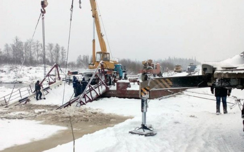 Мост, который снесло льдом в селе Коми, пытаются вернуть на место (фото)